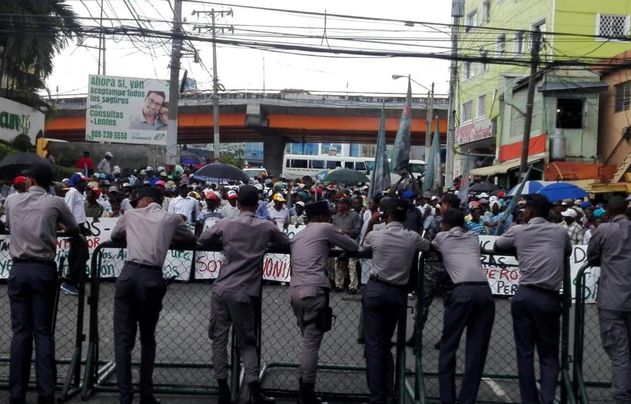 Cañeros de 400 bateyes se manifiestan frente al Ministerio de Interior y Policía