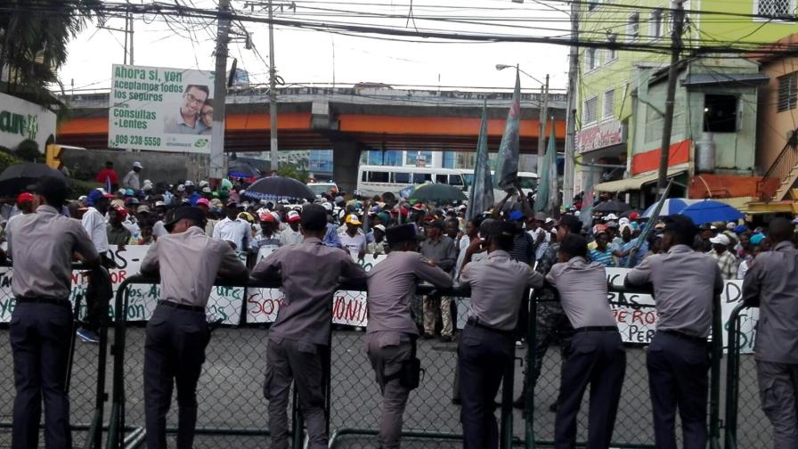 Cañeros de 400 bateyes se manifiestan frente al Ministerio de Interior y Policía