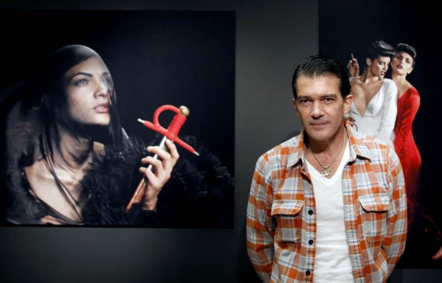 Antonio Banderas presenta exposición de fotografías en Moscú