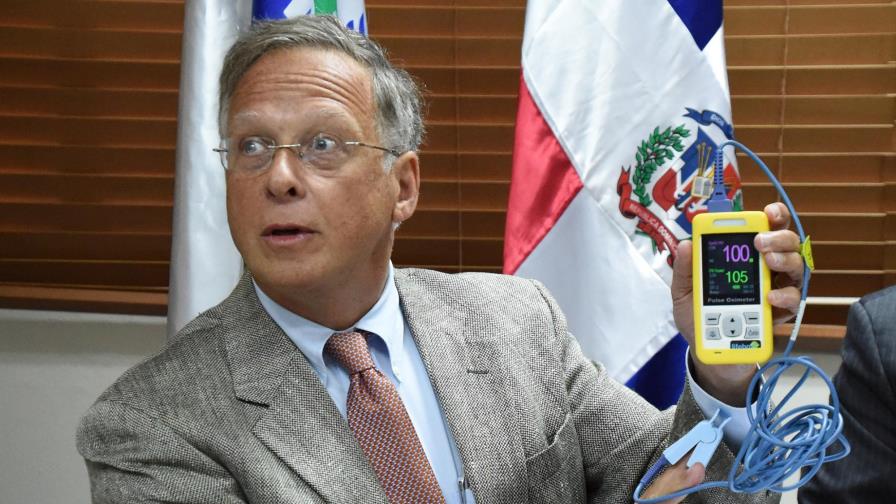 Donan oxímetros al Servicio Nacional de Salud