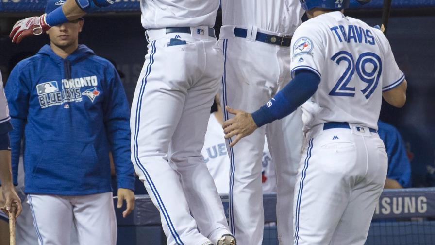 Carrera y Bautista disparan jonrón y mantienen a Toronto en la pelea