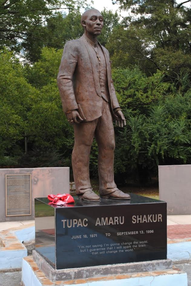 Estatua en honor al cantante de rap ubicada en el parque de la fundación Tupac Shakur para las artes, creada por la madre de Tupac.