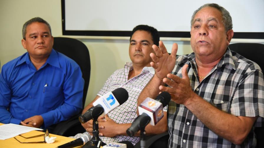 Avicultores acusan a empresas de intentar quebrarlos con sobreproducción de pollos Avicultores acusan a empresas de intentar quebrarlos con sobreproducción de pollos