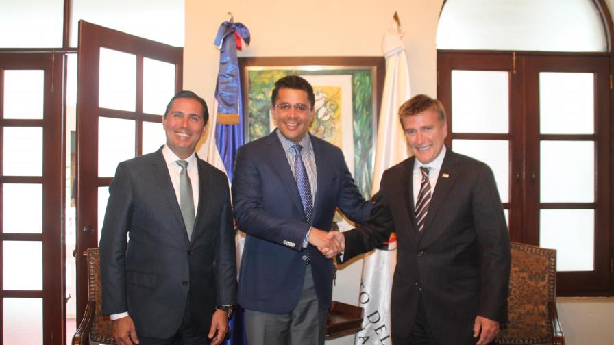 Embajador de los Estados Unidos se reúne con el alcalde Collado