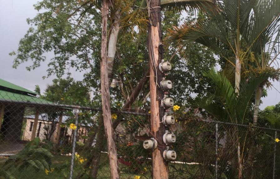 Moradores de Los Catorce en Jarabacoa piden sustitución de postes de luz a Edenorte 