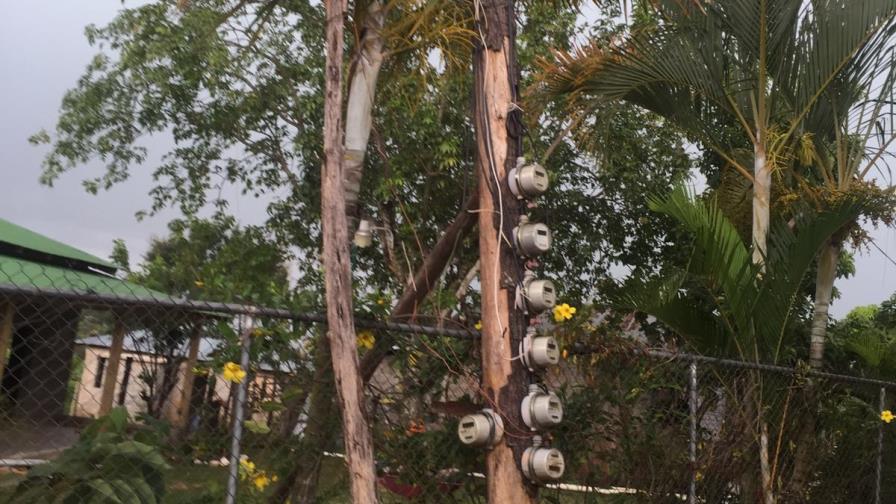 Moradores de Los Catorce en Jarabacoa piden sustitución de postes de luz a Edenorte 