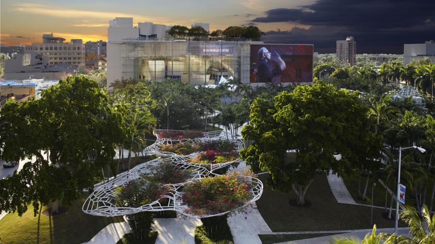 Un barco cubista varado en la playa 