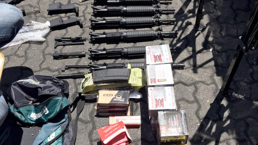 Aduanas se incauta de un cargamento de armas de guerra en Haina Aduanas se incauta de un cargamento de armas de guerra en Haina