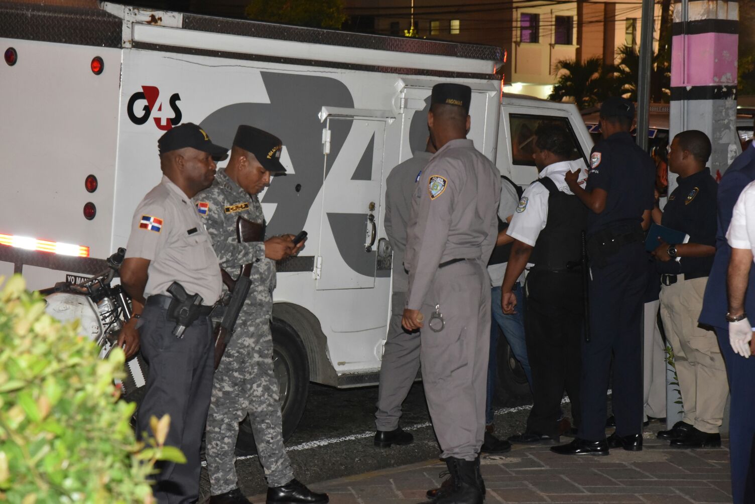 Autoridades investigan el camión de valores.