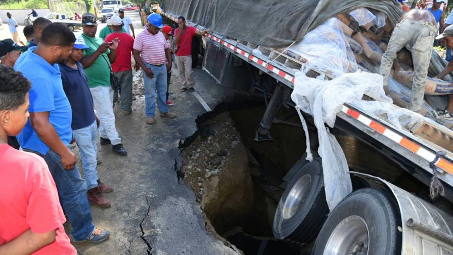 Se hunde tramo de avenida en Santiago y se “traga” parte de una patana Se hunde tramo de avenida en Santiago y se “traga” parte de una patana