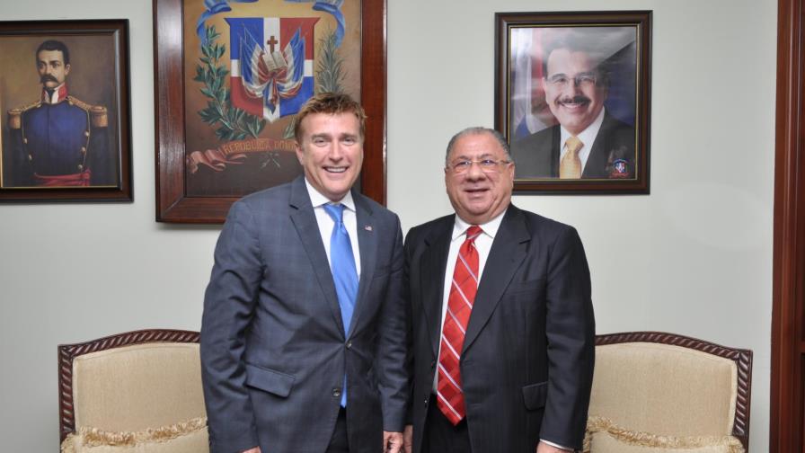 Embajador de Estados Unidos ofrece apoyo al ministro de Trabajo durante encuentro