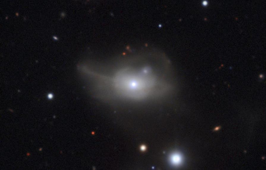 Astrónomos descubren un agujero negro que arrastra una galaxia a la oscuridad 