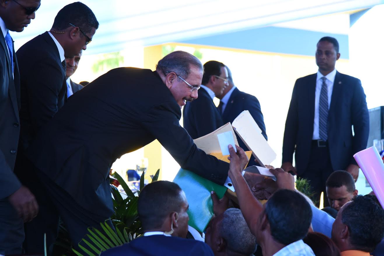 El presidente Medina recibe cartas de los asisitentes.