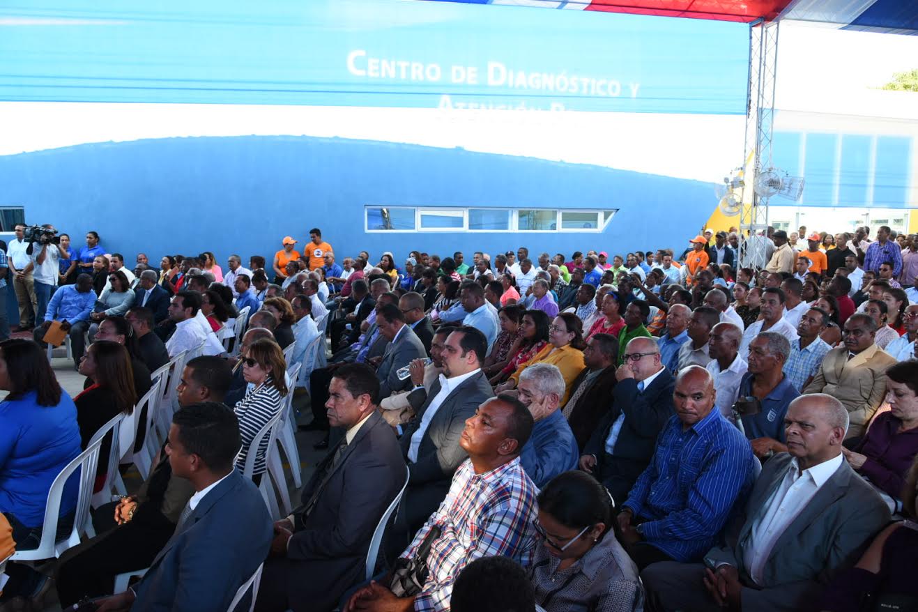 Personas que se dieron cita a la inauguración. 