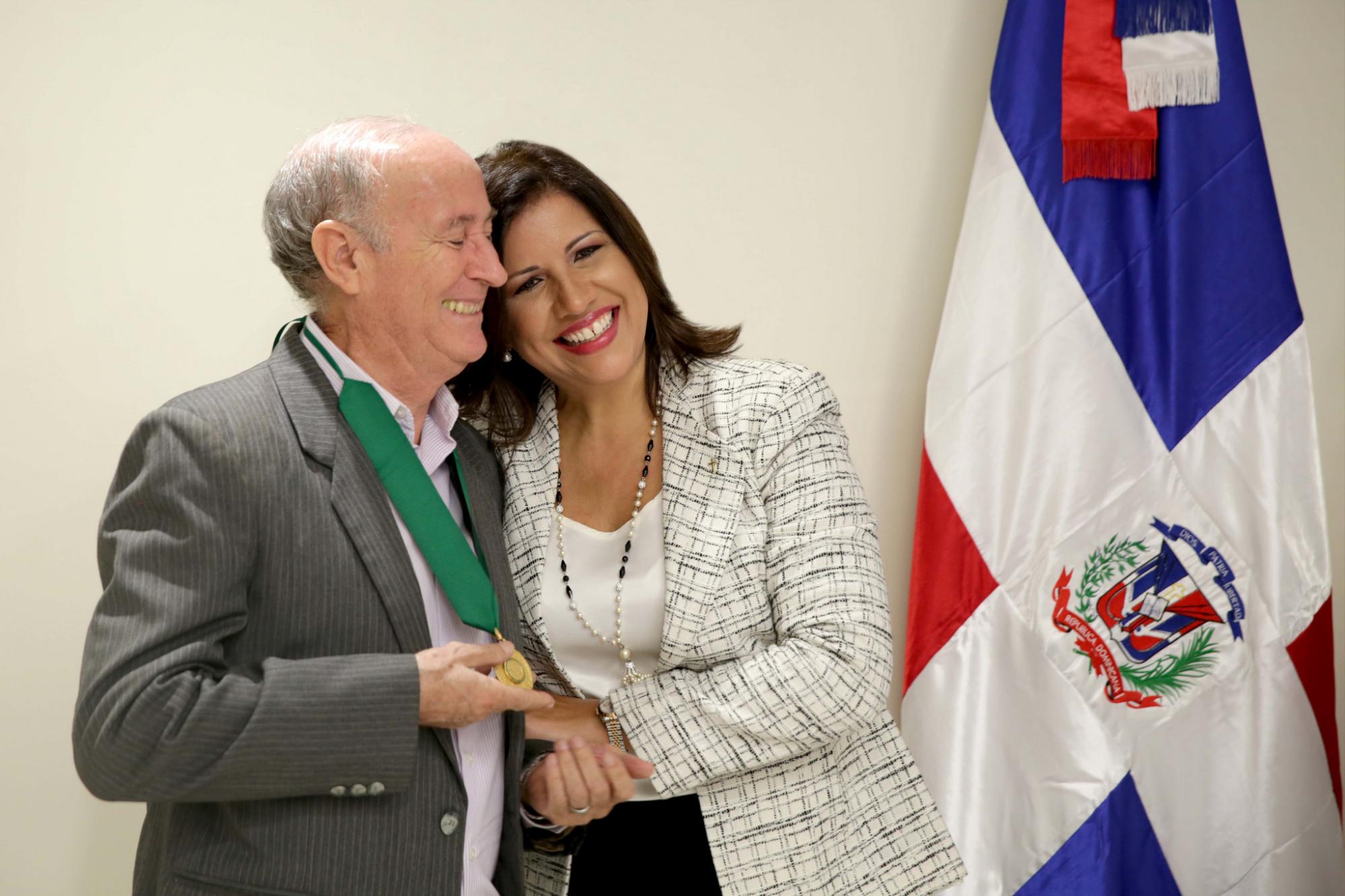 ¡Misión cumplida, padre Linares!