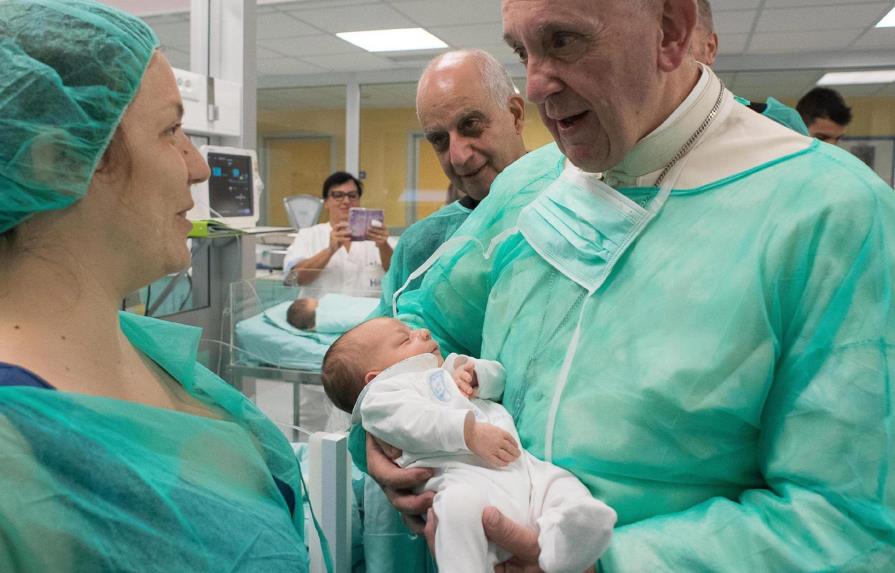 El papa visita a pacientes en fase terminal en “viernes de la misericordia”