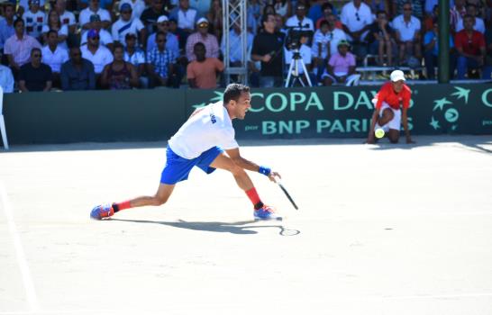 Víctor Estrella gana primer partido Copa Davis entre Dominicana y Colombia