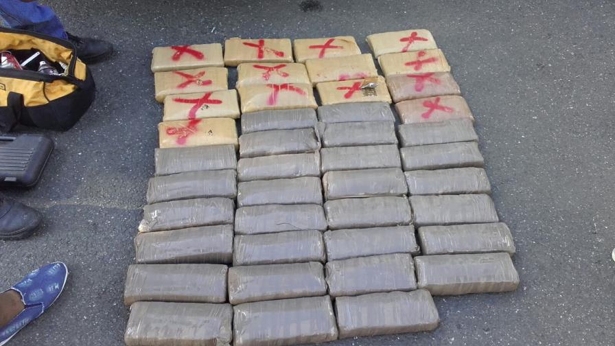 DNCD ocupa 42 pacas de marihuana autopista 6 de Noviembre 