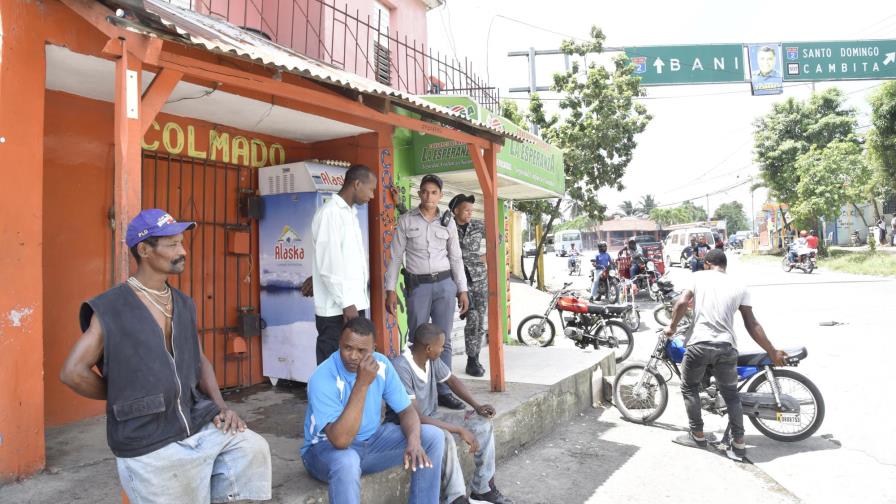 Testigos dicen que policías ejecutaron a oficial del Ejército y su esposa en San Cristóbal