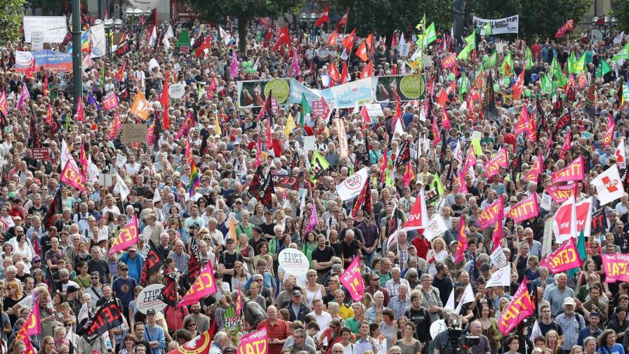 Hasta 350,000 manifestantes en toda Alemania contra TTIP y CETA Hasta 350,000 manifestantes en toda Alemania contra TTIP y CETA