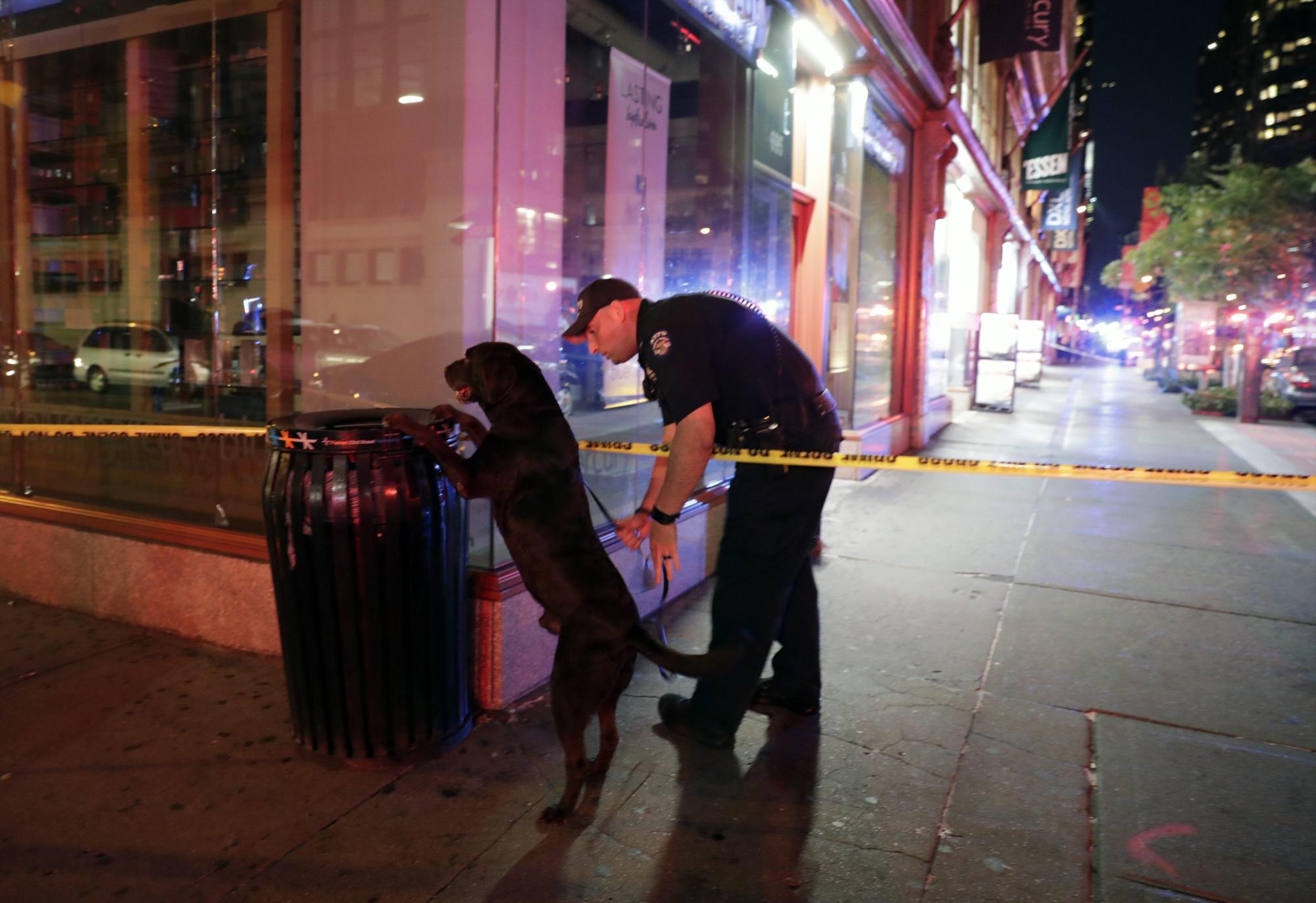 Policías investigan explosión que causó 29 heridos la noche de este sábado 17 de septiembre de 2016.