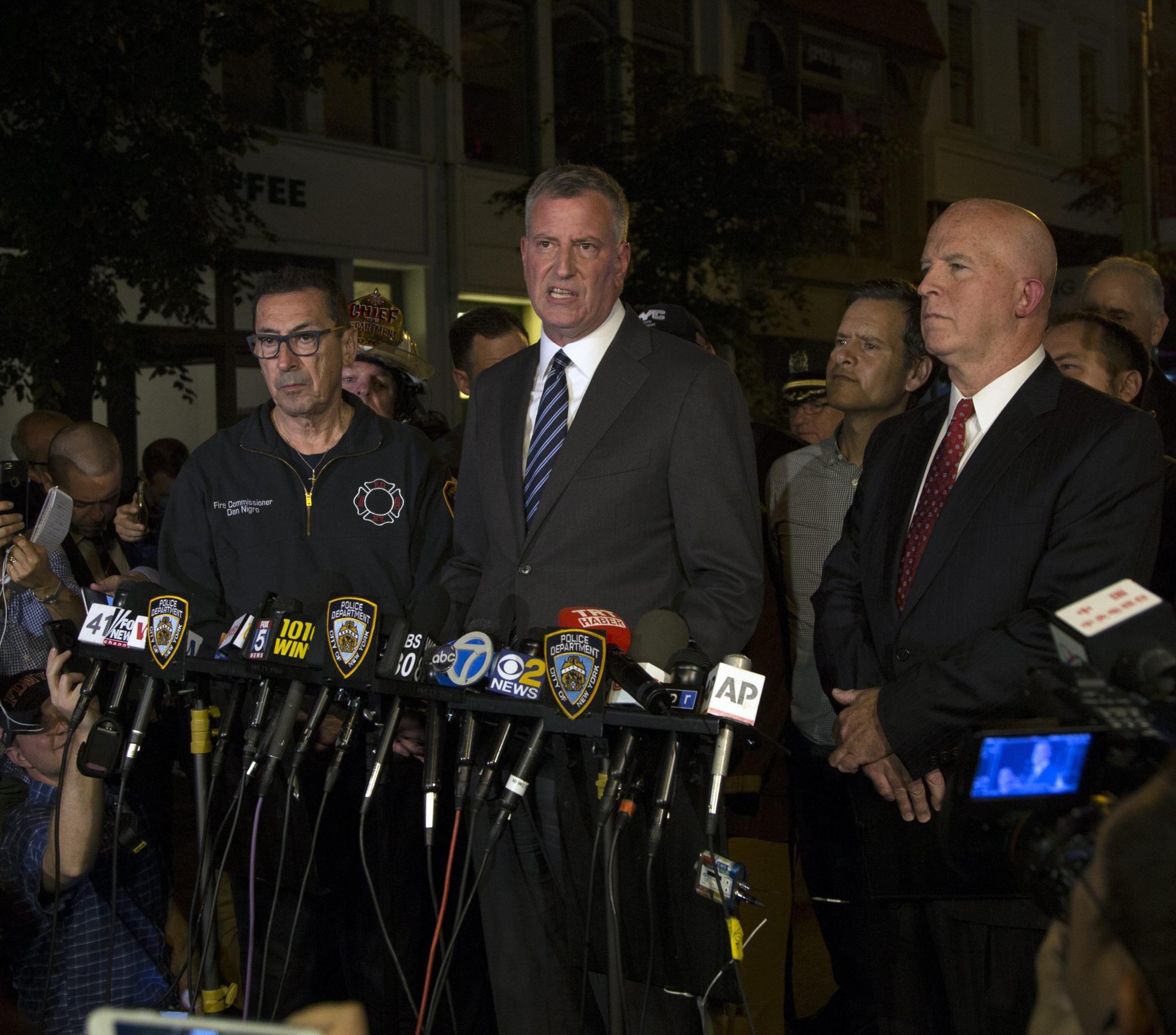 El alcalde de la ciudad de Nueva York, Bill de Blasio (c), y el jefe de la policía de la ciudad, James O’Neill (d) durante rueda de prensa la noche de este sábado 17 de septiembre.