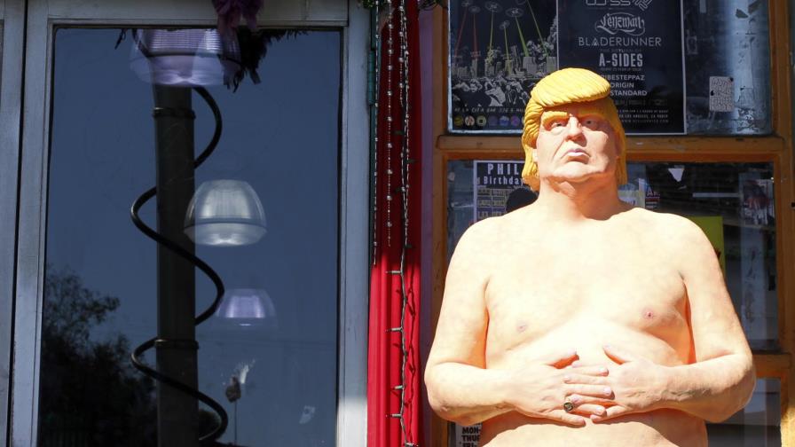 Subastarán una estatua del candidato Donald Trump desnudo