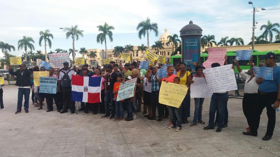 Familiares de policías exigen aumento salarial para los agentes