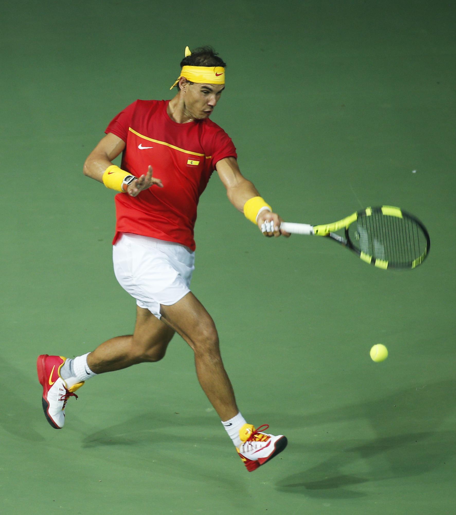 Rafael Nadal manda un tiro de zurda durante el partido de dobles de la Copa Davis contra los indios Leander Paes y Saketh Myneni en Nueva Delhi, India. 