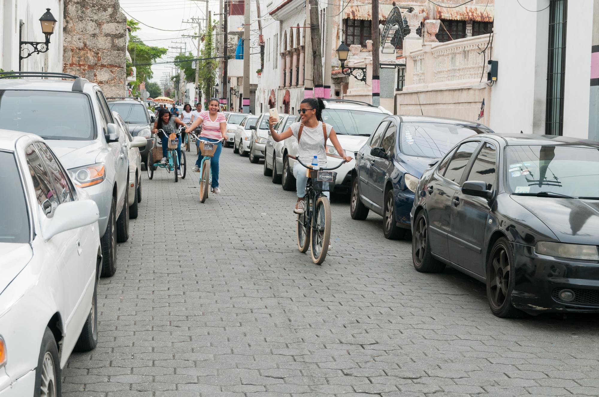Los turistas alquilan bicicletas para pasear en la Ciudad Colonial. 