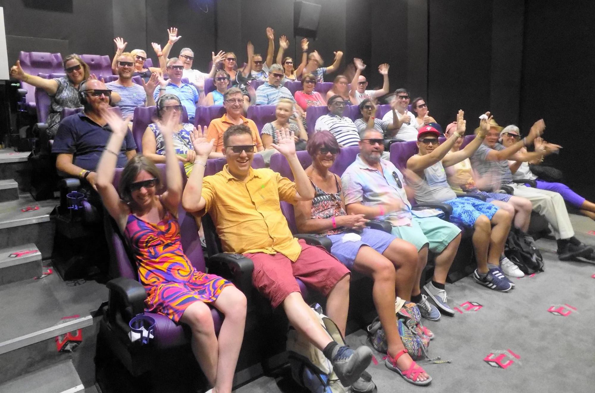 Turistas se preparan para apreciar una de las películas disponibles en el cine 4D en la Zona.