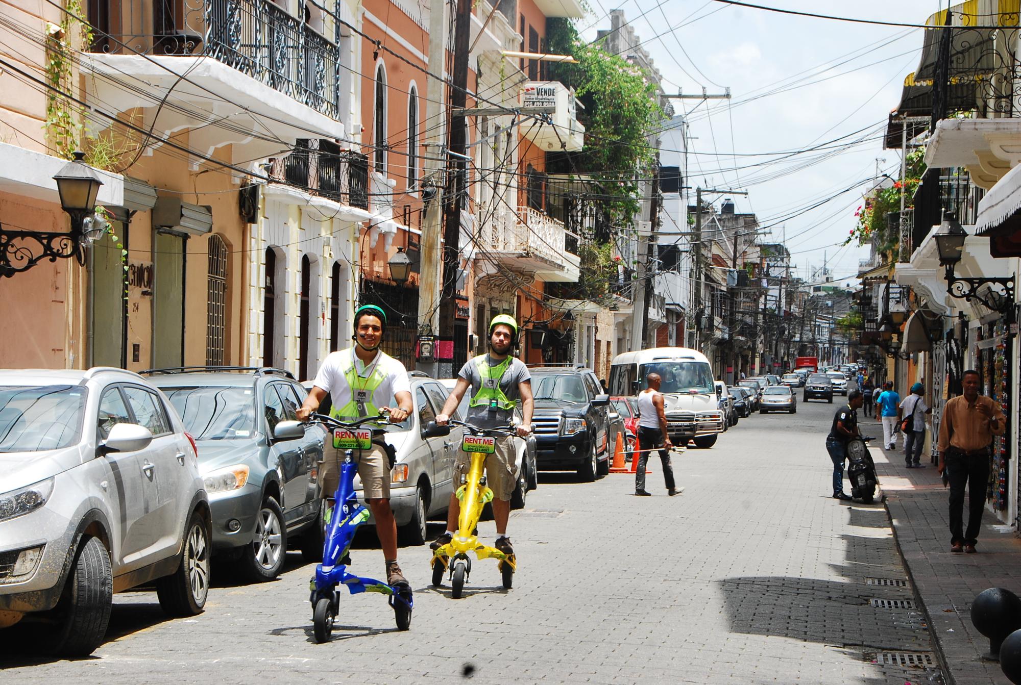 El paseo en Trikke es una de las formas que utilizan los turistas para divertirse en el lugar.