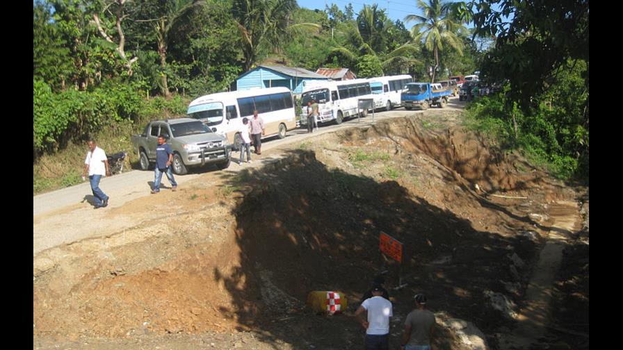 Huelga “número 42” paraliza el tránsito en la carretera de Sabana de la Mar