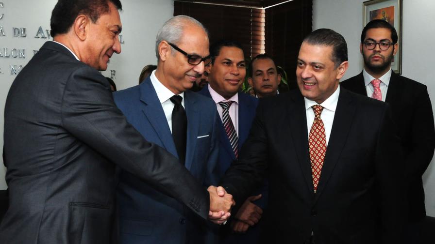 Luis Ernesto Camilo asume como presidente de la Junta de Aviación Civil