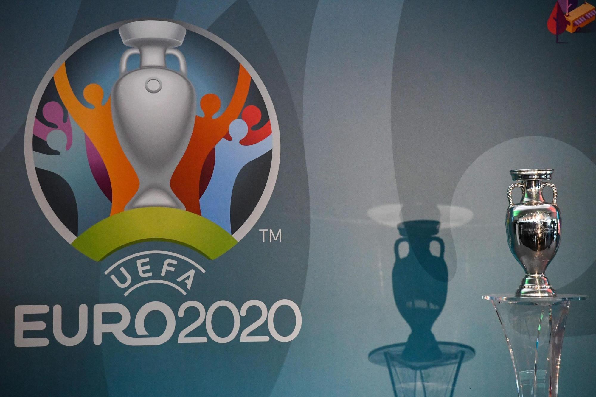 Vista de la Copa Henri Delaunay durante una ceremonia para la presentación del logo oficial para la Eurocopa 2020 en Roma, Italia, hoy 22 de septiembre de 2016. 