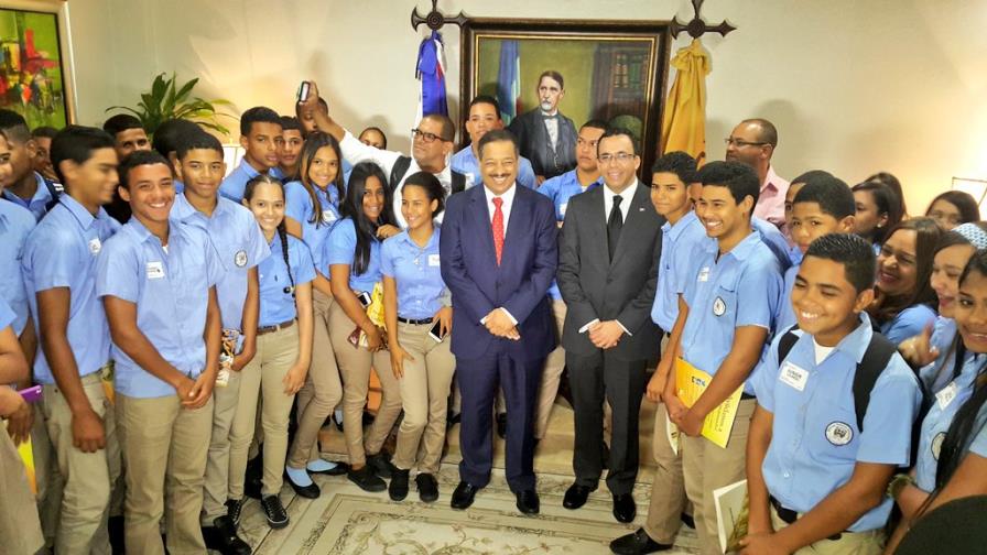 Estudiantes de escuelas públicas también serán carnetizados Estudiantes de escuelas públicas también serán carnetizados