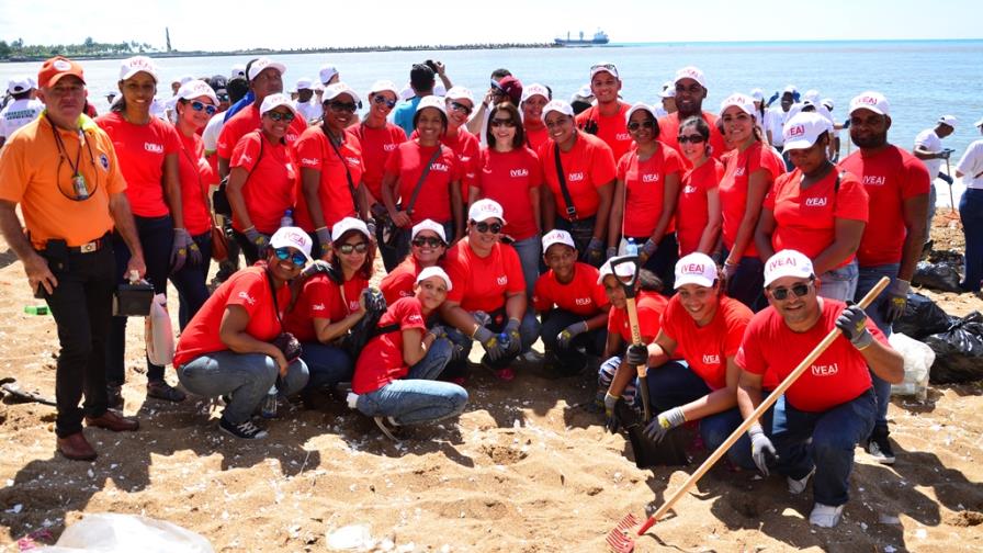 Voluntarios de Claro limpian las playas