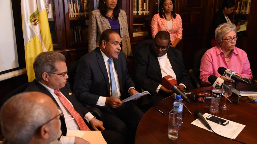 Gobierno reitera aumento de 25% para los médicos en 2017