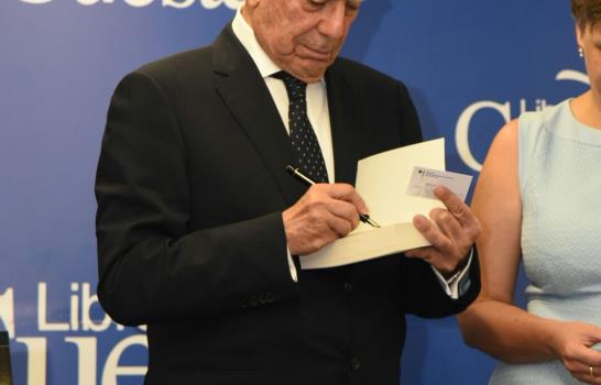 Mario Vargas Llosa firma autógrafos a sus fanáticos dominicanos