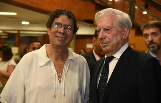 Mario Vargas Llosa firma autógrafos a sus fanáticos dominicanos