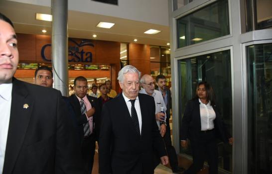 Mario Vargas Llosa firma autógrafos a sus fanáticos dominicanos