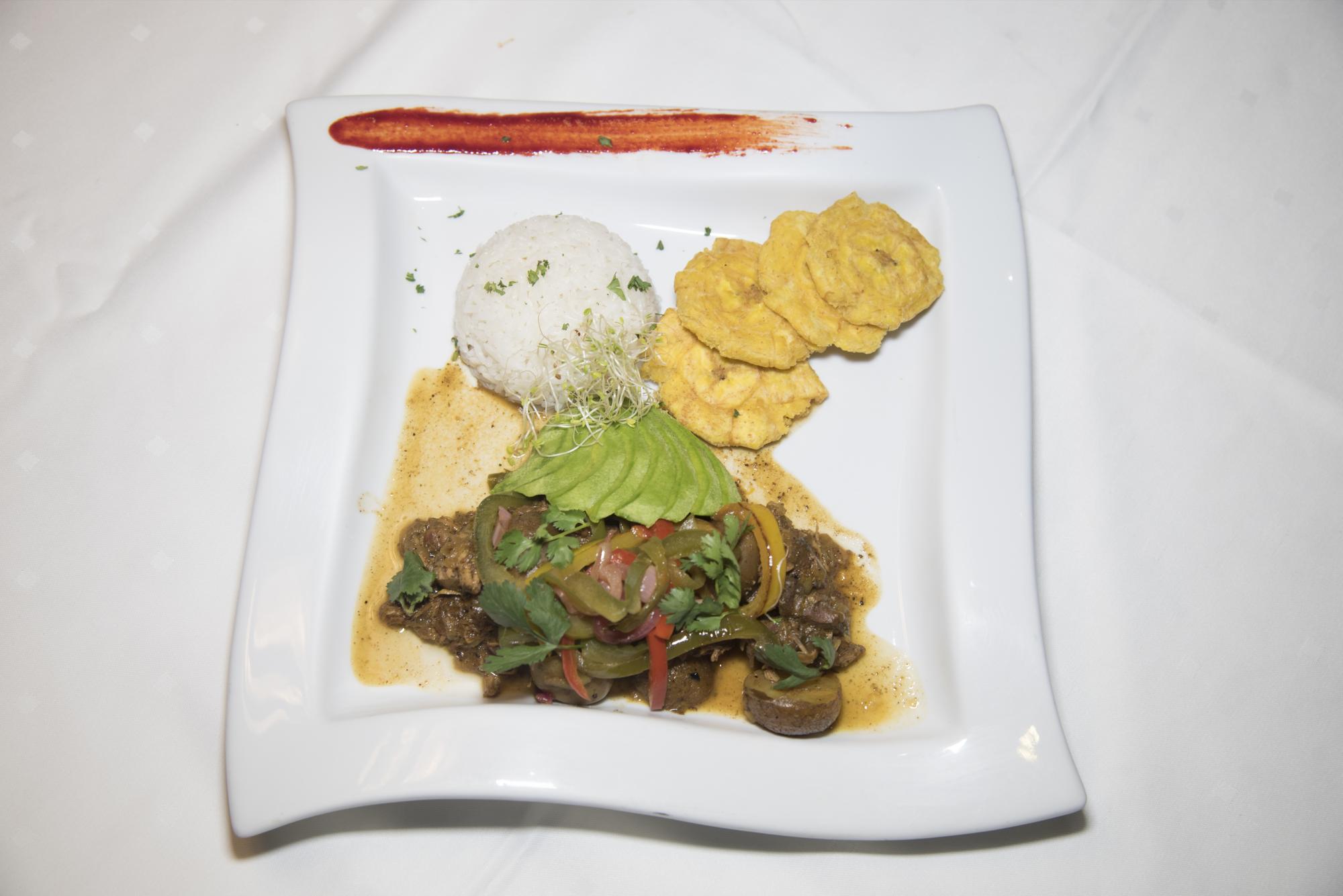 Chivo al curri. Chivo estofado, ligeramente picante, sazonado con especias jamaiquinas.