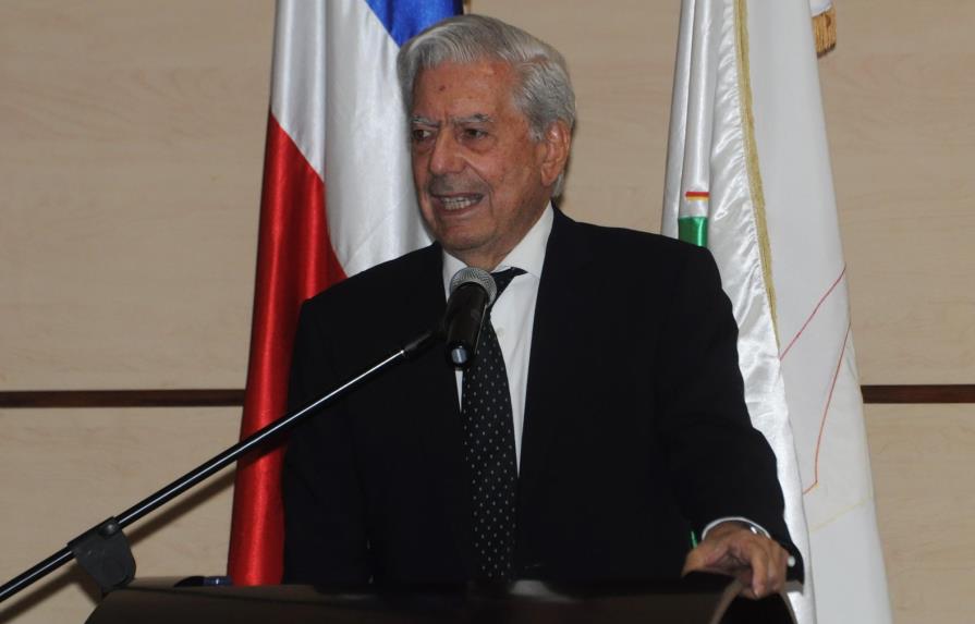 Mario Vargas Llosa culmina su visita en el país con una conferencia en la Feria del Libro