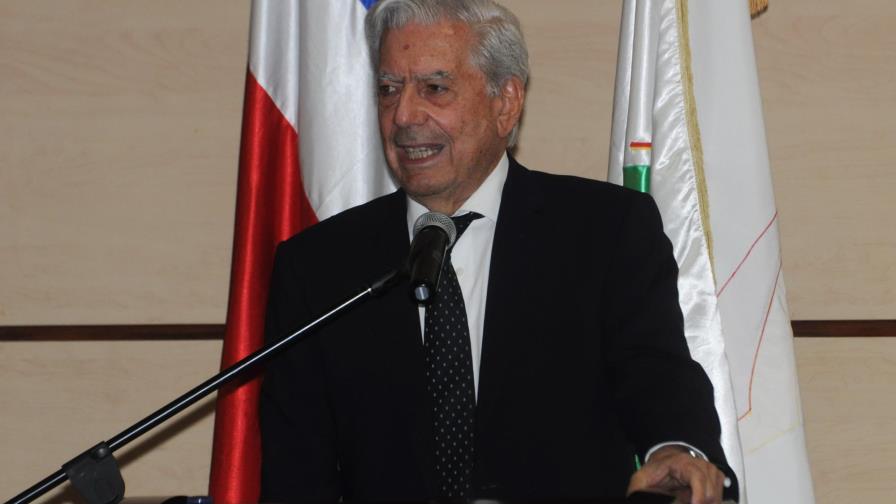 Mario Vargas Llosa culmina su visita en el país con una conferencia en la Feria del Libro