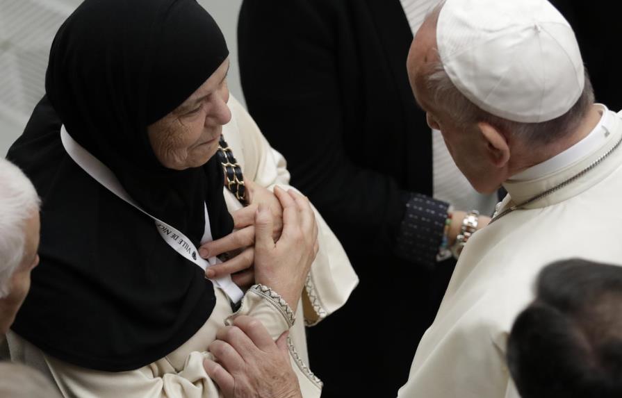 Papa recibe a parientes de fallecidos en ataque de Niza 