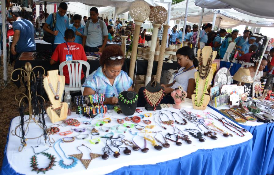Muestra de artesanía dominicana engalana Feria del Libro