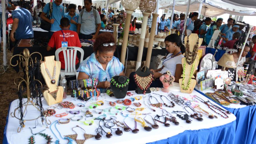 Muestra de artesanía dominicana engalana Feria del Libro