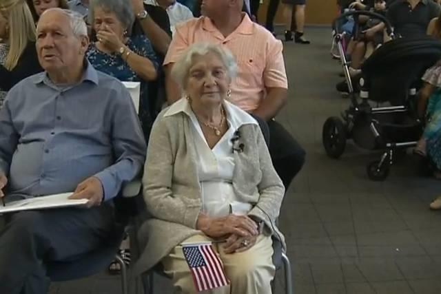 Sobreviviente del Holocausto que vivió en República Dominicana se hace ciudadana de EE.UU. 