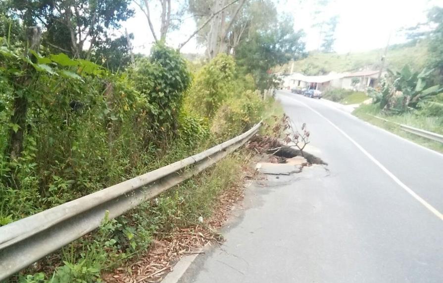 Denuncian deterioro de carretera Casabito-Constanza construida hace seis años