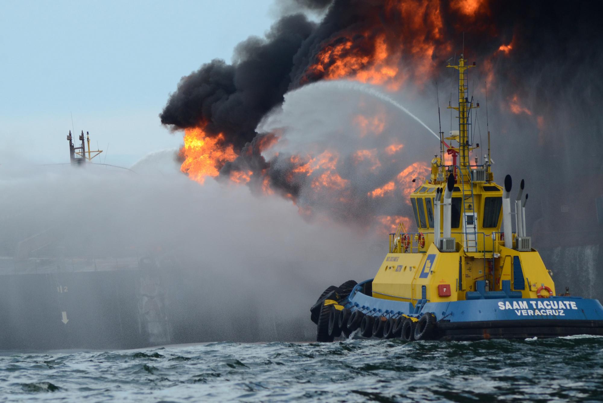 Un buque de Pemex se incendia en México con 167 mil barriles de combustible